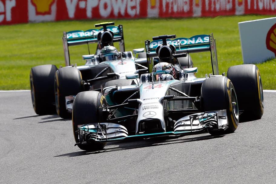 Hamilton prende la testa tallonato da Rosberg. Epa